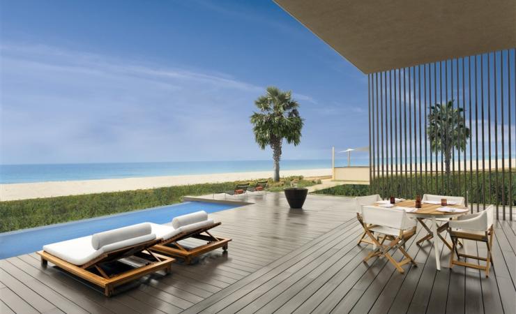 Ležadlá s výhľadom na pláž v hoteli The Oberoi Beach Resort Al Zorah