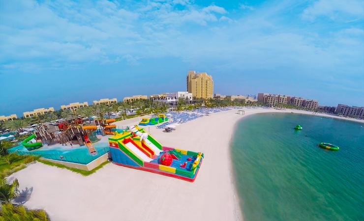 Pláž s atrakciami v Doubletree by Hilton Resort & Spa Marjan Island