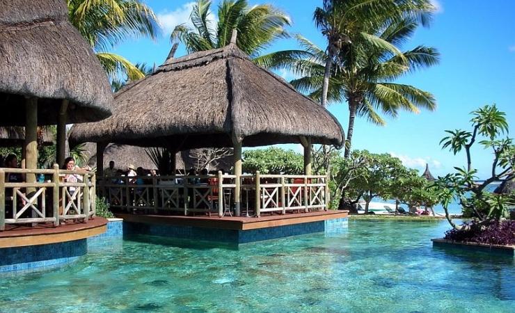 Terasy s výhľadom na more v hoteli La Pirogue - A Sun Resort Mauritius 