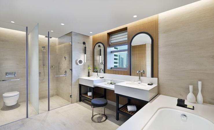 Kúpeľňa v izbe v Doubletree by Hilton Dubai - Business bay