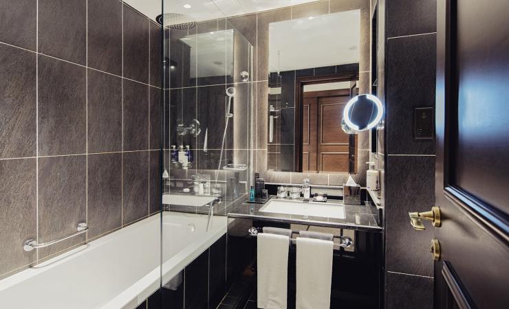 Kúpeľňa v izbe v Dukes Dubai, a Royal Hideaway Hotel