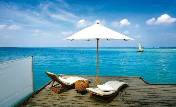 Ležadlá so slnečníkom a výhľadom na more v hotelovom rezorte Velassaru Maldives