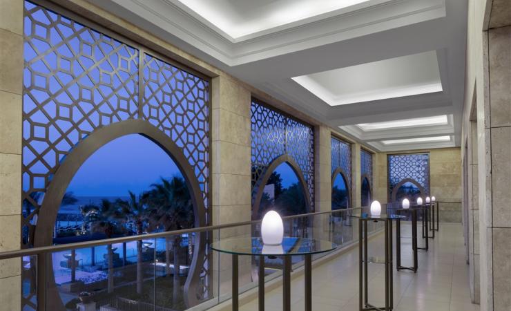 Hotel Ajman Saray - interíér hotela a výhľad