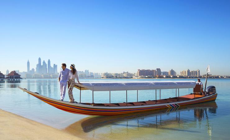 Dvojica na lodi v Anantara The Palm Dubai Resort