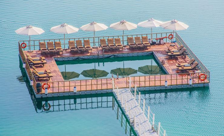 Mólo s ležadlami v Doubletree by Hilton Resort & Spa Marjan Island