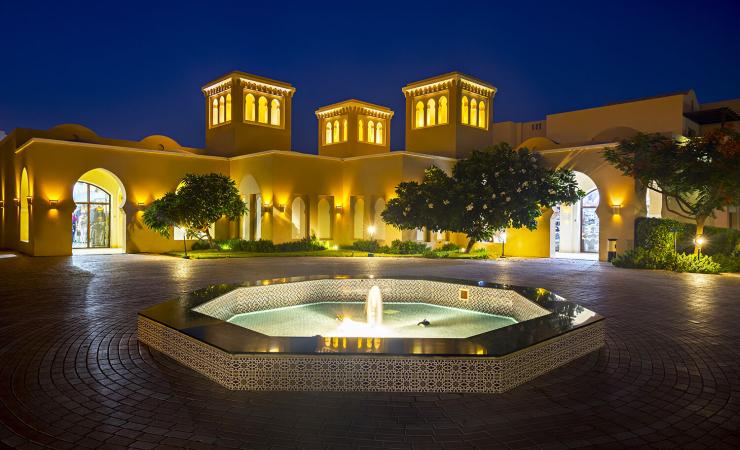 Vstup do hotela v noci v Miramar Al Aqah Beach Resort