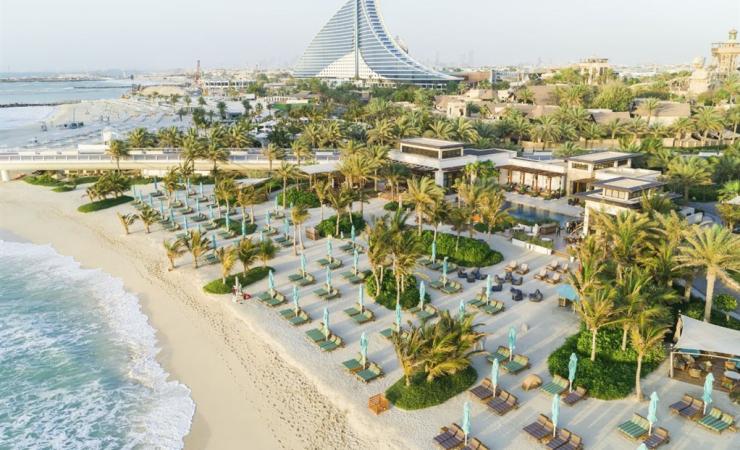 Pohľad na areál hotela Madinat Jumeirah Al Naseem, pláž a more