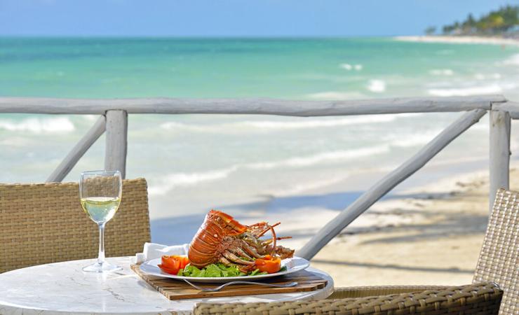 Jedlo na tanieri pri pláži