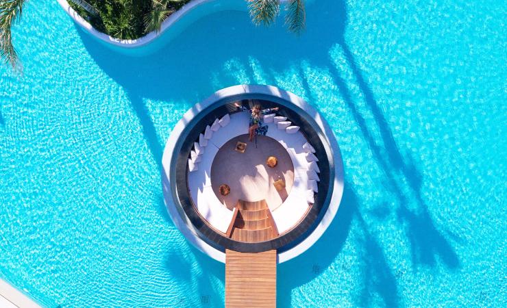 Bazén v Stella Island Luxury Resort & Spa