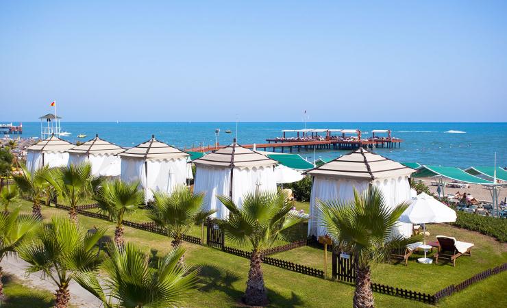 Baldachýny na pláži v Limak Atlantis Deluxe Hotel & Resort 