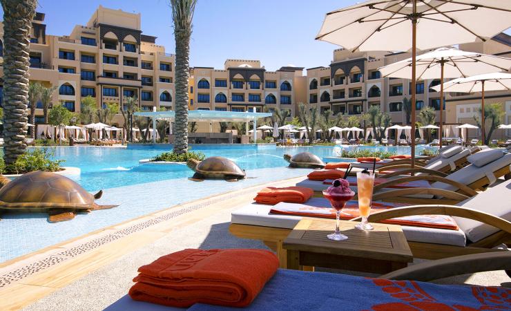 Ležadlá pri bazéne v Saadiyat Rotana Resort & Villas Abu Dhabi