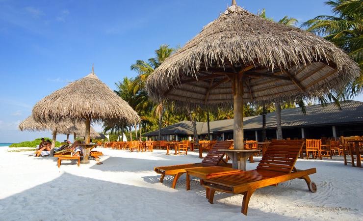 Pláž a slnečníky v Sun Island Resort & Spa