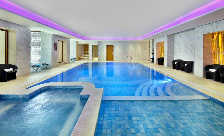 Vnútorný bazén v Doubletree by Hilton Resort & Spa Marjan Island