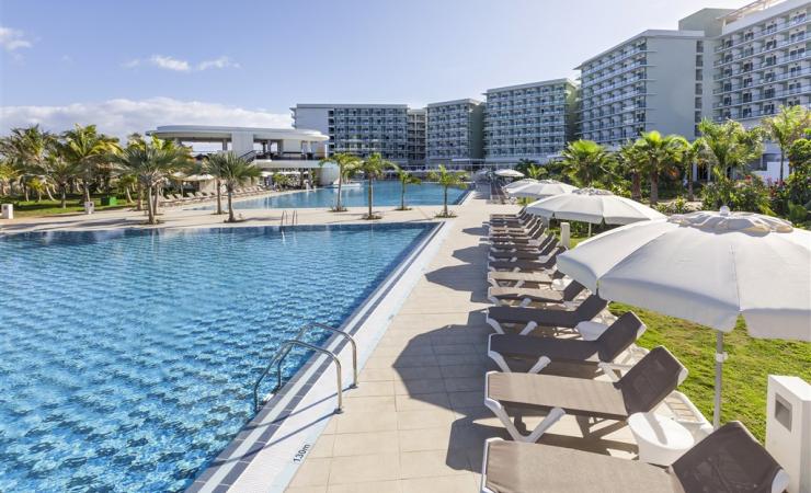 Hotel Melia Internacional - lehátka pri bazéne
