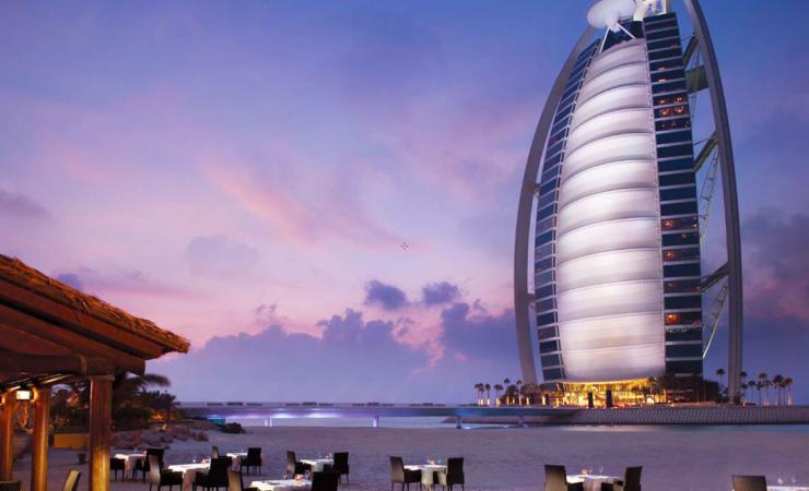 Večerný pohľad na Burj Al Arab z pláže Jumeirah Beach Hotel