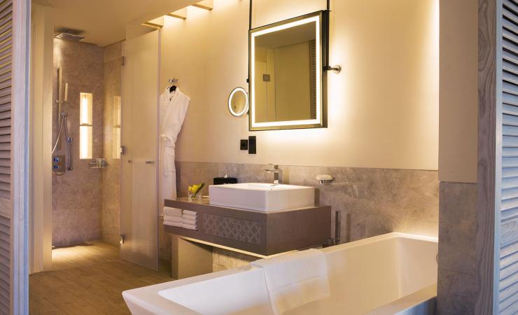 Kúpeľňa v izbe v Saadiyat Rotana Resort & Villas Abu Dhabi