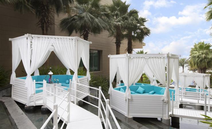 Posedenie pri bazéne hotela Rixos The Palm Dubai