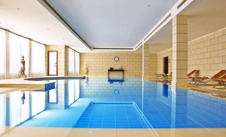 Vnútorný bazén v Miramar Al Aqah Beach Resort