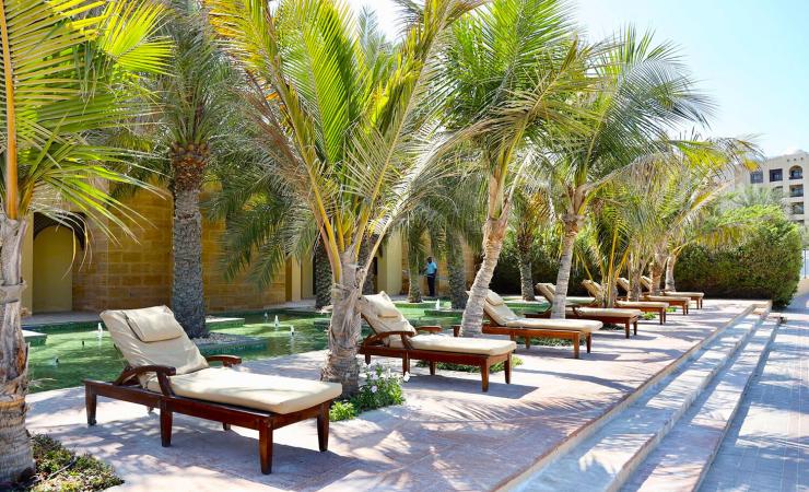 Ležadlá v Hilton Resort & Spa Ras Al Khaimah
