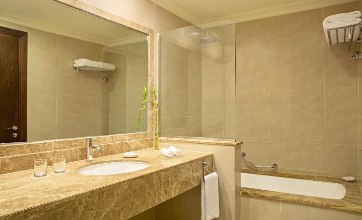 Kúpeľňa v izbe v Miramar Al Aqah Beach Resort