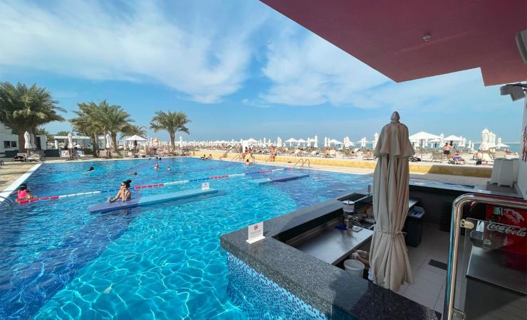 Bazén s pool barom v hoteli RIU Dubai