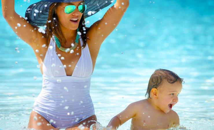 Žena s dieťaťom v bazéne