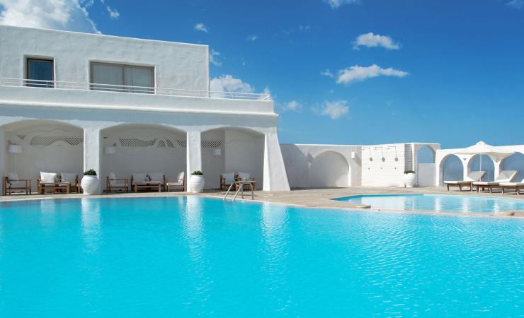 Bazén v Knossos Beach Bungalow & Suites