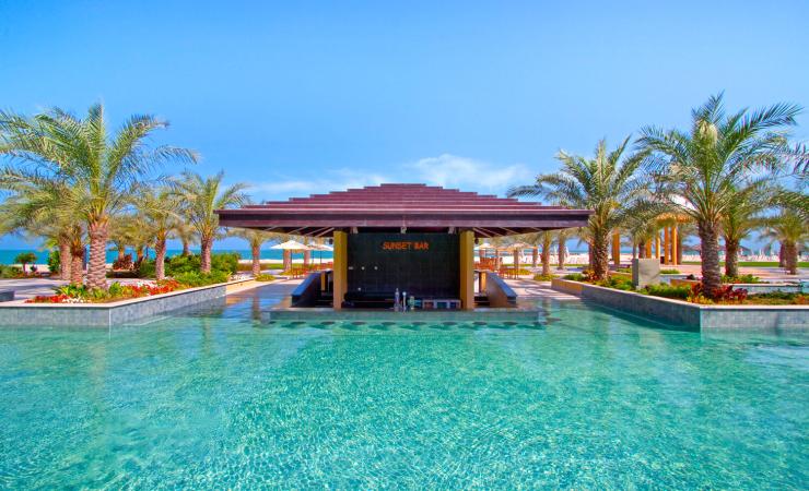 Pool bar v Hilton Resort & Spa Ras Al Khaimah