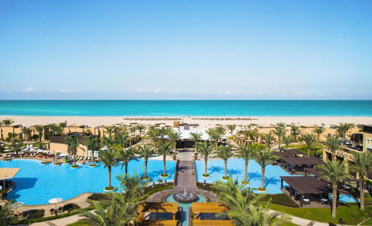 Pohľad na bazén a pláž pri Saadiyat Rotana Resort & Villas Abu Dhabi
