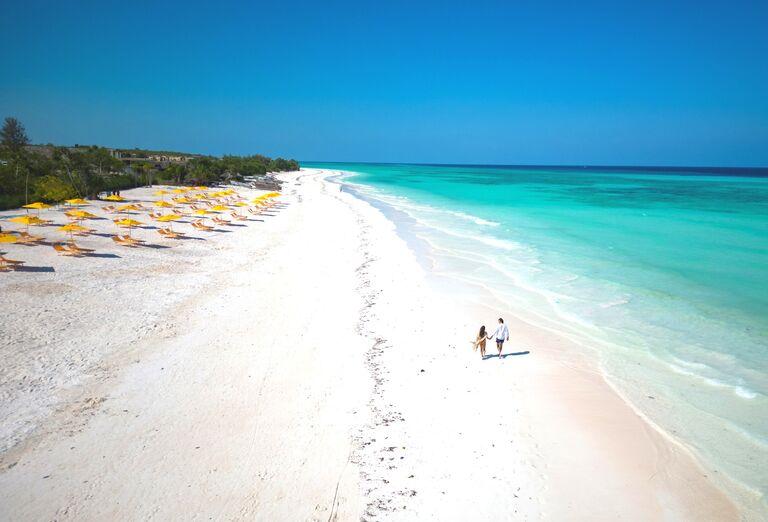 Piesková pláž, tropická zeleň a tyrkysové more pred hotelom Emerald Zanzibar Resort and Spa