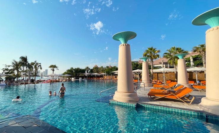 Bazén v Anantara The Palm Dubai Resort