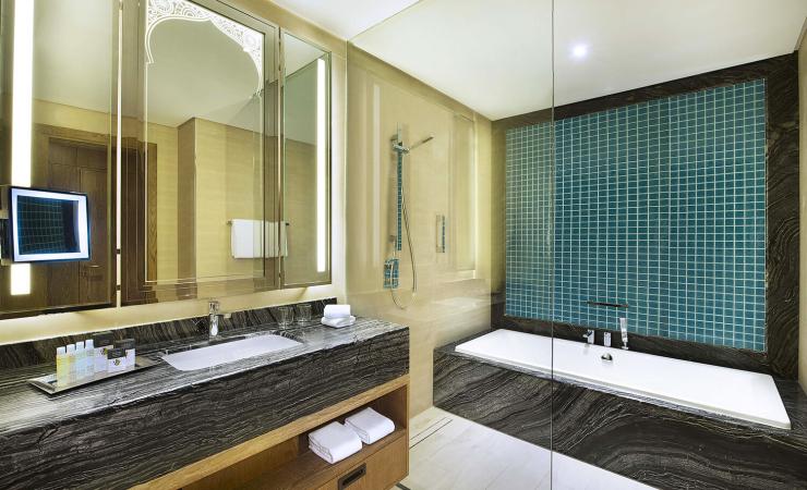 Kúpeľňa v izbe v The Bay Club - Doubletree by Hilton Marjan Island