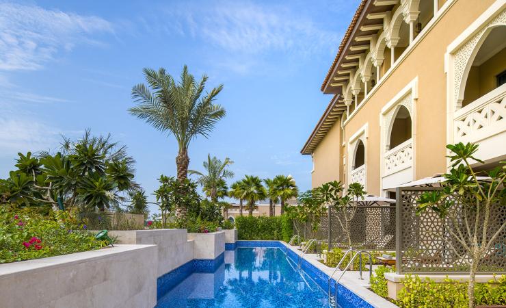 Terasa izby so vstupom do bazéna v Rixos Premium Saadiyat Island Abu Dhabi