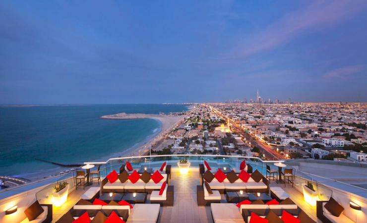 Večerný areál Jumeirah Beach Hotel