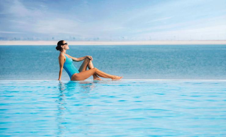 Žena pri bazéne v The Bay Club - Doubletree by Hilton Marjan Island