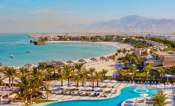 Piesková pláž a bazén hotela Hilton Resort & Spa Ras Al Khaimah