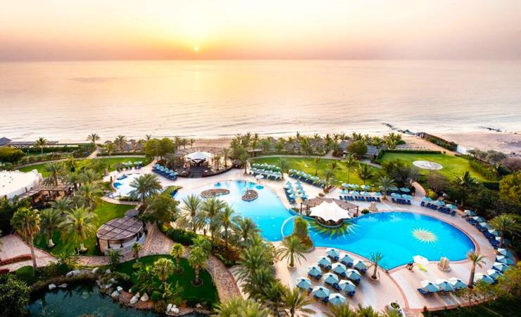 Večerný pohľad na areál v Le Meridien Al Aqah Beach Resort