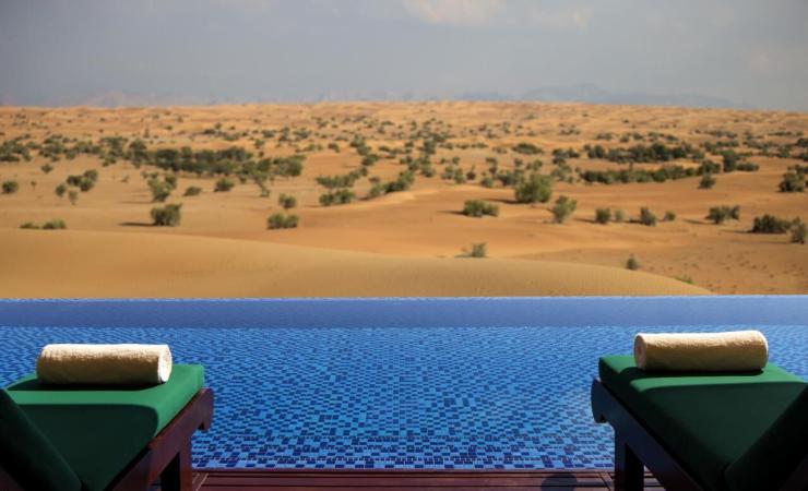 Ležadlá pri bazéne v Al Maha, A Luxury Collection Desert Resort & Spa