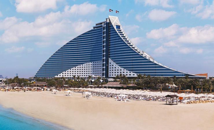 Pláž a v pozadí hotel Jumeirah Beach Hotel. Dubaj.