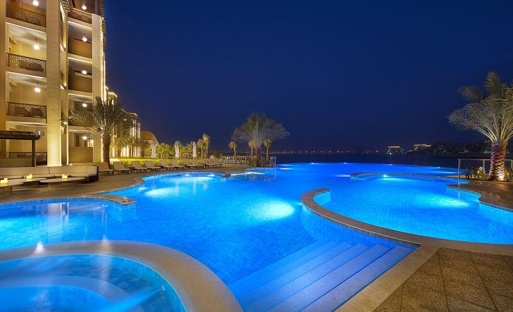 Bazén večer v Doubletree by Hilton Resort & Spa Marjan Island