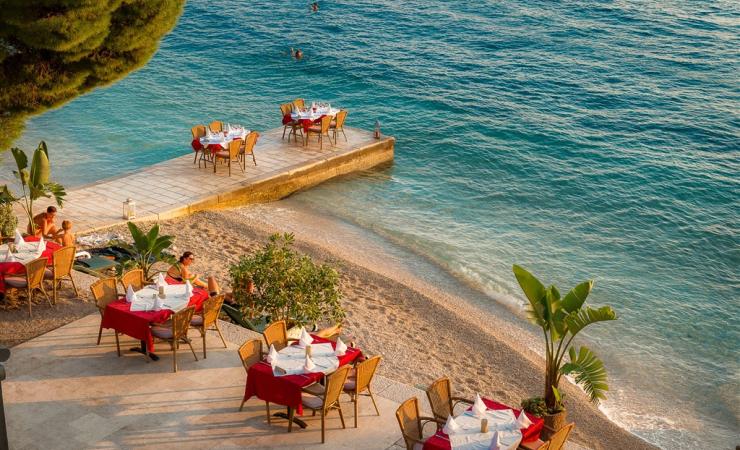 Pláž so stolíkmi pred hotelom Dalmacija Sunny hotel by Valamar
