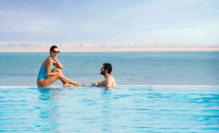Dvojica v bazéne v Doubletree by Hilton Resort & Spa Marjan Island