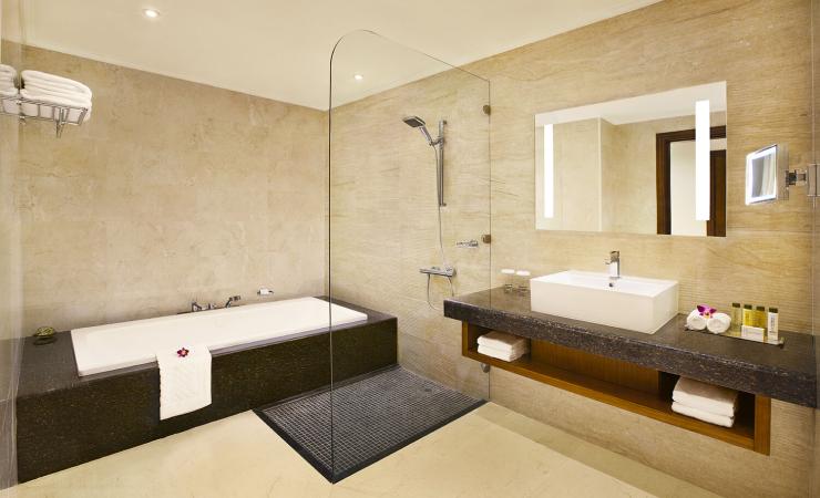 Kúpeľňa v izbe v Doubletree by Hilton Resort & Spa Marjan Island
