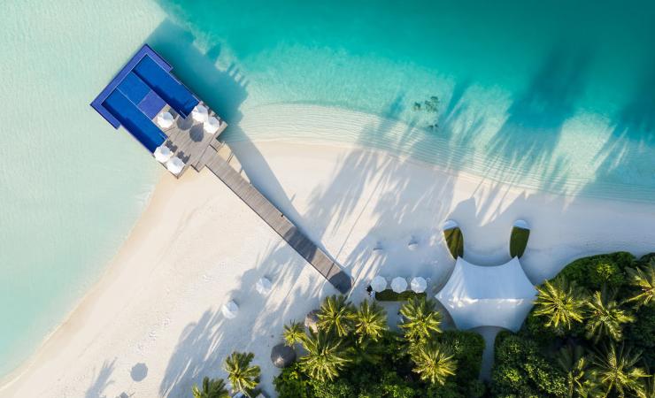 Pohľad z výšky na pieskovú pláž pred hotelom Conrad Maldives Rangali Island