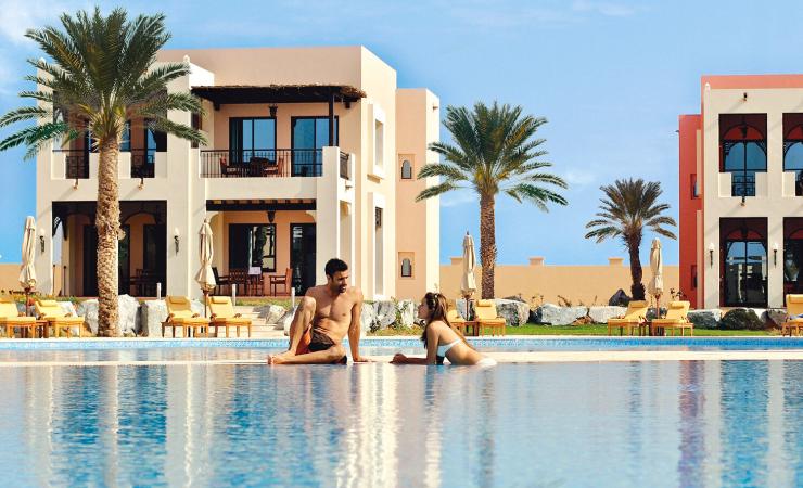 Dvojica v bazéne v Hilton Resort & Spa Ras Al Khaimah