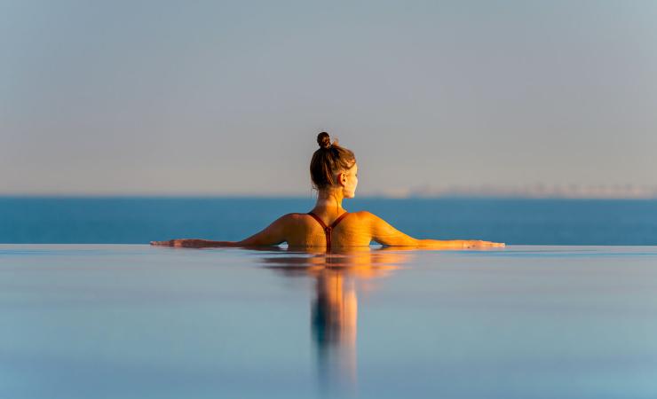 Žena v bazéne v hoteli Rixos Bab Al Bahr