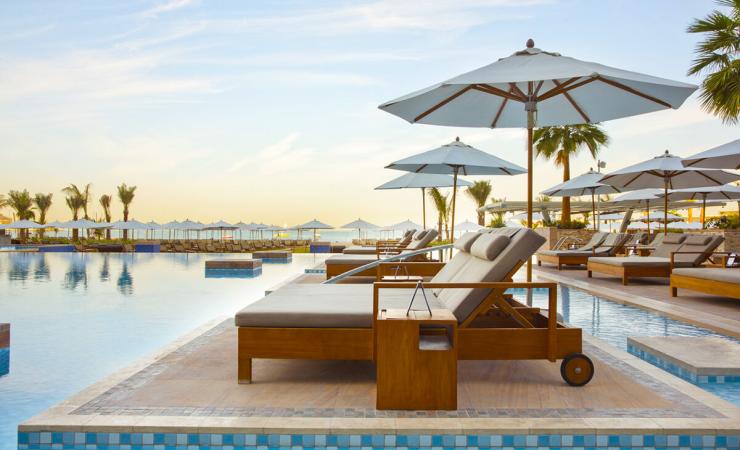 Ležadlá pri bazéne v hoteli Rixos Premium Dubai