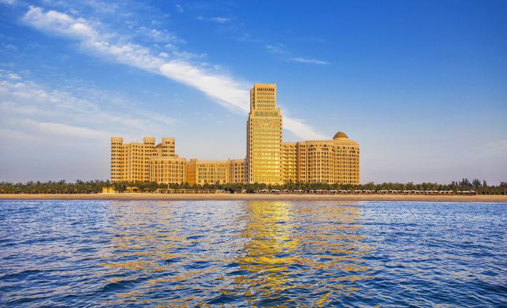 Pohľad na hotel z mora Waldorf Astoria Ras al Khaimah