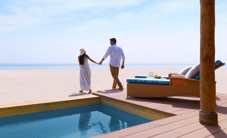 Dvojica pri pláži v Anantara Sir Bani Yas Island Desert Islands Resort & Spa