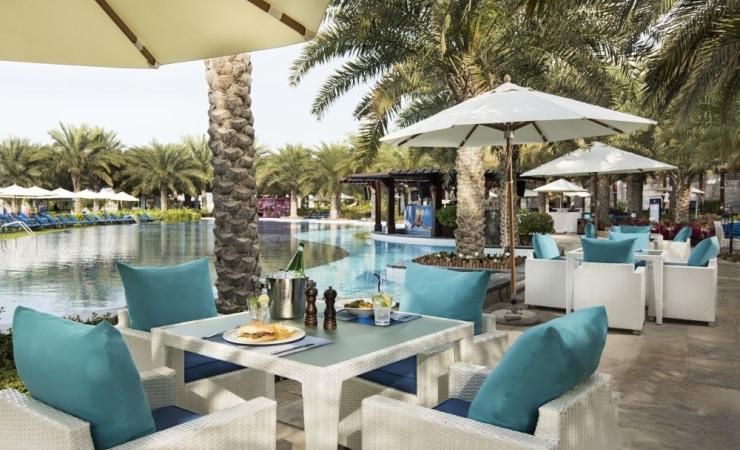 Posedenie pri bazéne hotela Rixos The Palm Dubai